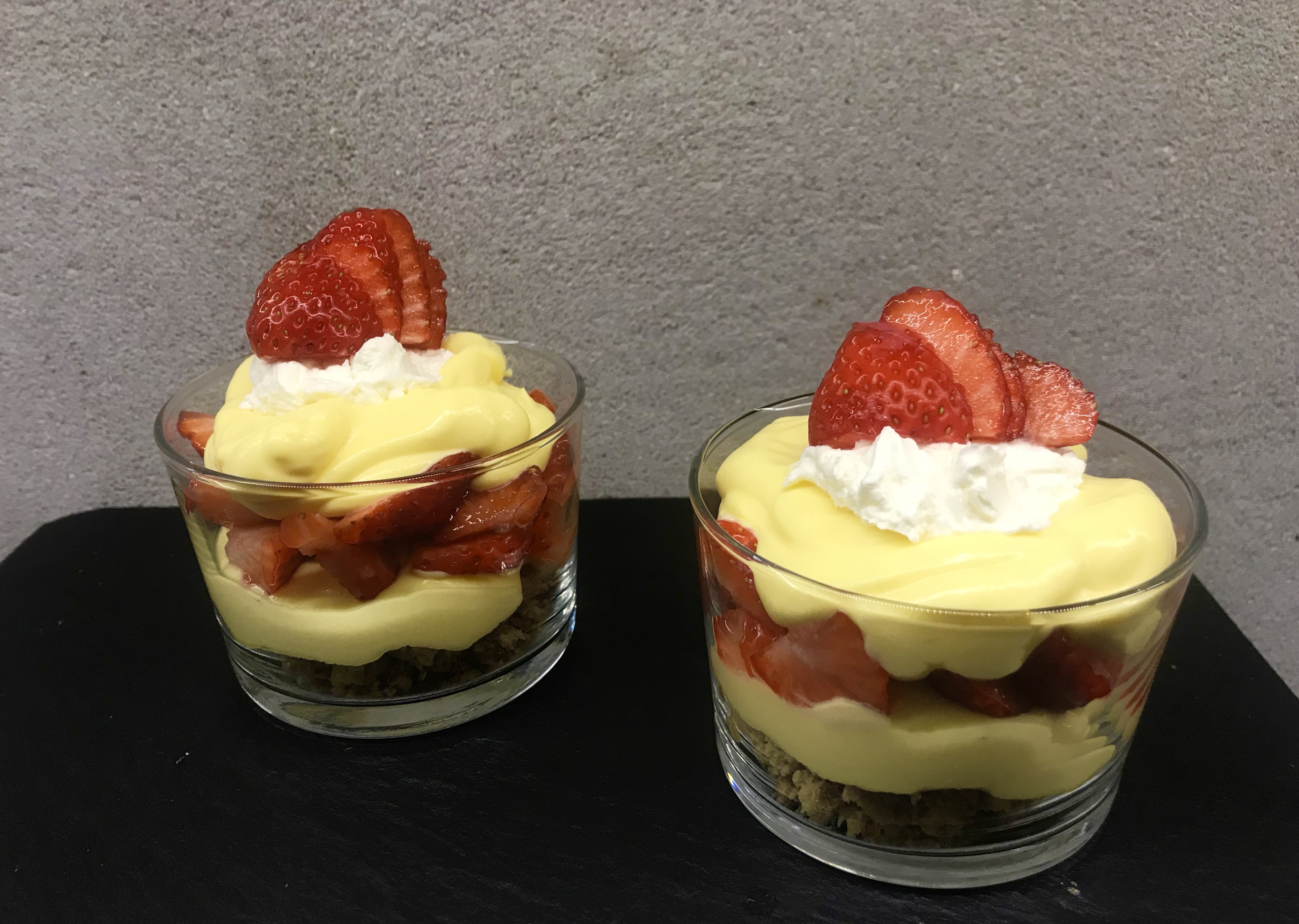 Aardbeien met advocaat crème en cantuccini – Mevrouw de Vries
